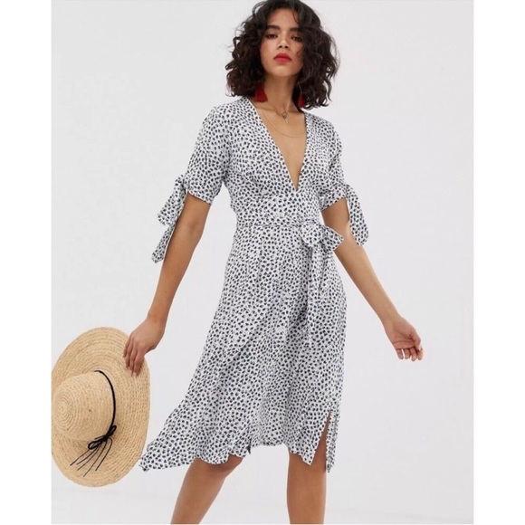 Faithfull the Brand Dresses & Skirts - Faithful the Brand Nina Midi Dress in Blue Rae
Floral Shortsleeve Lightweight 6